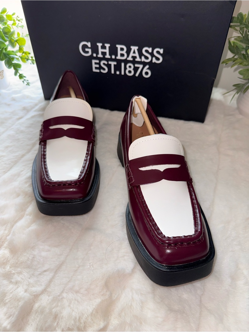 NWT - G.H. Bass & Co. Burgundy and White Penny Loafers - Size 6